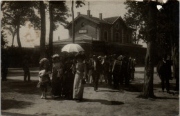 CP Carte Photo D'époque Photographie Vintage Groupe Mode Meximieux Ain 01 Gare - Lieux