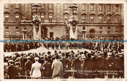 R118522 Changing The Guard At Buckingham Palace. London. RP. 1929 - Otros & Sin Clasificación