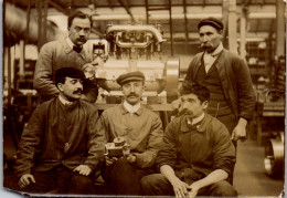 Photographie Photo Vintage Snapshot Amateur Ouvrier Usine Atelier Mécanicien - Métiers