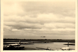 Photographie Photo Vintage Snapshot Amateur Avion Aviation Aéroport Horizon Ciel - Aviation