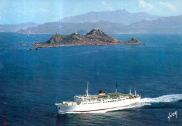 Corse (20) : Ferry Au Large Des Îles Sanguinaires - Transbordadores