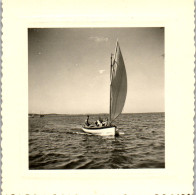 Photographie Photo Vintage Snapshot Amateur Bateau Voilier Voile Dériveur  - Schiffe