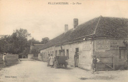 WW 45 VILLEMOUTIERS. Voiture Ancienne Devant Le Tabac Sur La Place - Other & Unclassified