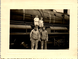 Photographie Photo Vintage Snapshot Amateur Train Locomotive Cheminot - Beroepen