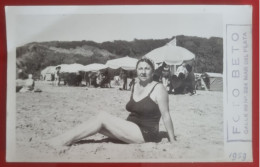 PH - Ph Originale - Femme Plus âgée Allongée Sur Le Sable Sur Les Plages De Mar Del Plata, Argentine 1959 - Anonyme Personen