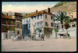 GIBRALTAR -Runners Parade With H.M. The Late Queen Victoria's Monument.( Ed. Benzaquen & Co.)  Carte Postale - Gibraltar