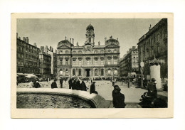 LYON - Hôtel De Ville - Place Des Terreaux Et Ses Pigeons - Sonstige & Ohne Zuordnung