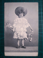 CARTE POSTALE, Art, Petite Fille Posant Avec Un Bouquet De Fleurs Et/ou Une Composition Florale. - Children And Family Groups