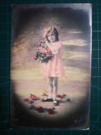 CARTE POSTALE, Art, Petite Fille Posant Avec Un Bouquet De Fleurs Et/ou Une Composition Florale. Belle Variété De Couleu - Groepen Kinderen En Familie