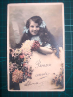 CARTE POSTALE, Art, Petite Fille Posant Avec Un Bouquet De Fleurs Et/ou Une Composition Florale. Belle Variété De Couleu - Gruppen Von Kindern Und Familien