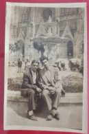 PH - Ph Originale - Deux Jeunes Hommes Assis Dans Une Fontaine Devant Une Grande Cathédrale - Personnes Anonymes