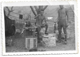 Petite Photo De 2 Jeunes Hommes Torse Nu En Camping à Peyrefitte 1950 - Personnes Anonymes