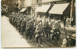 Carte Photo - Militaires Rentrant Des Grands Manoeuvres - Devanture Magasin Ed. Seiller - Manöver