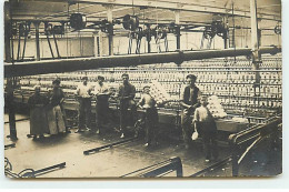 Carte Photo - Industrie Textile - Hommes Dans Un Atelier De Filature - Industrie