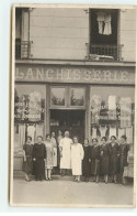 Carte Photo - Femmes Autour D'un Homme Devant Une Blanchisserie - Shops