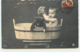 Bébé Dans Un Baquet Lavant Un Ours En Peluche (teddy Bear) - Bébés