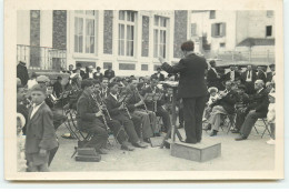 Carte Photo à Localiser - Un Orchestre Dans Une Cour - Muziek En Musicus