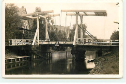 Carte Photo à Localiser - Un Pont S'ouvrant Au-dessus D'un Cours D'eau - Te Identificeren