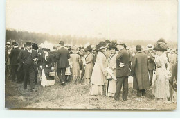 Carte Photo à Localiser - Assemblée Dans Un Champ - Te Identificeren