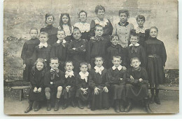 Carte Photo à Localiser - Groupe De Jeunes Garçons Et De Jeunes Filles Portant Des Blouses - Te Identificeren