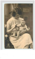 Jeune Femme Donnant Un Biberon à Un Bébé - Babies