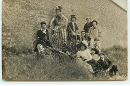 Carte Photo à Localiser - Groupe De Jeunes Hommes Déguisés - Te Identificeren