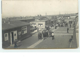 Carte-Photo - Militaires Près De Baraquements - Camp De Prisonniers - Sonstige & Ohne Zuordnung