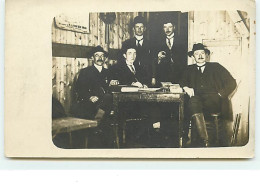 Carte-Photo - Hommes à Une Table - Publicité P. J. Van Der Sman - Belgique ? Pays-Bas ? - Te Identificeren