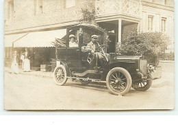 Carte-Photo - Homme Conduisant Une Femme, La Voiture Se Trouvant Devant Un Restaurant - Voitures De Tourisme