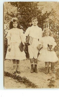 Carte Photo - Trois Enfants Portant Des Livres - Children And Family Groups