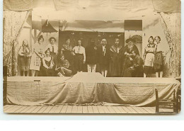 Carte Photo - Groupe Sur Une Scène De Théâtre - Te Identificeren