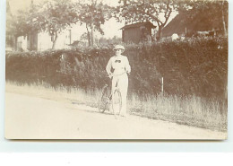 Carte Photo - Jeune Femme Poussant Une Bicyclette - Vélo - To Identify