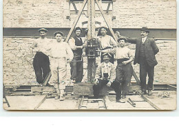 Carte Photo - Groupe D'Hommes Autour D'une Machine De Levage - Industrie