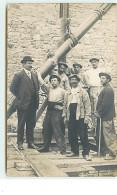 Carte Photo - Hommes Autour D'une Sorte De Mât Ou De Grue ??? - Other & Unclassified