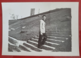 PH - Ph Originale - Homme Montant Les Escaliers Publics D'un Parc à Mar Del Plata, Argentine - Personnes Anonymes