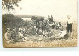 Carte Photo - DRESDEN - Hommes, Femmes Et Enfants Se Reposant Durant La Moisson - Dresden