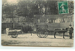 SAINT-MAIXENT - Entrée De L'Ecole Militaire - Homme Transportant Des Cochons - Saint Maixent L'Ecole