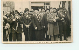 Photo De Vétérans 1941, Certains Portant Des Drapeaux (format 13 X 8 Cm) - Sonstige & Ohne Zuordnung