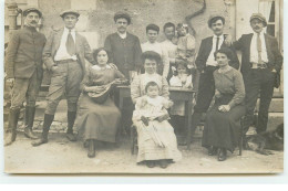 Photo Format CPA - Hommes Et Femmes Autour D'une Table - Mandoline - Te Identificeren