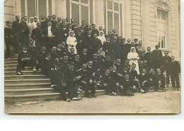 Souvenir De L'Hôpital De HYERES - Les Convalescents Photographiés Sur Le Perron Central Face à La Mer - Hyeres