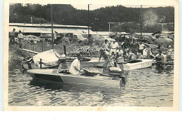 PAPOUASIE-NOUVELLE-GUINEE - Hommes Dans Des Barques à Moteurs - Jacht Club - Papua Nueva Guinea