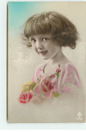 Enfants - Fillette Aux Cheveux Courts, Avec Des Roses - Portraits