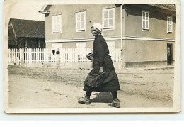 RPPC - A Localiser - Vieille Femme Marchant Dans Une Rue - Te Identificeren