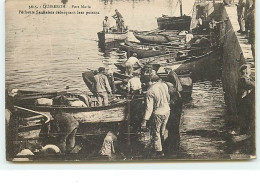 QUIBERON - Port Maria - Pêcheurs Sardiniers Débarquant Leur Poisson - Quiberon