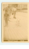 Photo De TROUVILLE 1949 - Un Couple Et Un Enfant Tenant Un Chien Se Promenant Sur La Promenade - Trouville