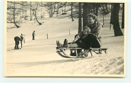 Photo - Une Femme Et Un Enfant Sur Une Luge - Valberg 1952 - Sports D'hiver