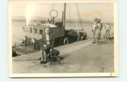 Photo - ETABLES - Femme Assise Sur Un Quai Avec Un Chien En Laisse - Format 12,5 X 9 Cm - Etables-sur-Mer