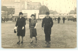 Personnes Se Promenant Lors De L'exposition 1937 - Tentoonstellingen