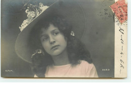 Photo D'une Jeune Fille Portant Un Chapeau Fleuri - NRM N°2653 - Portraits