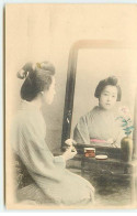 Japon - Jeune Femme Se Repoudrant En Se Regardant Dans Le Miroir D'une Coiffeuse - Other & Unclassified